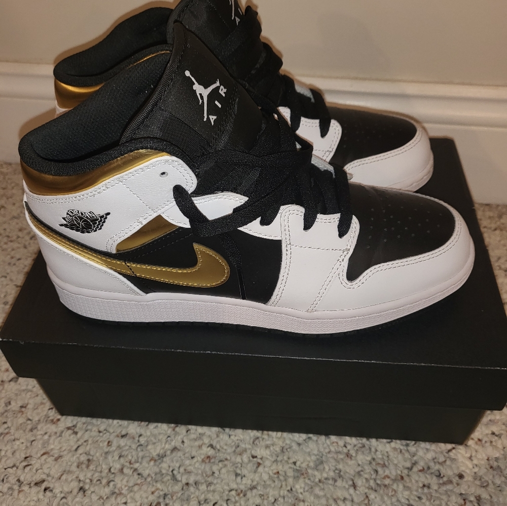 Air Jordan 1 mid (black and white with metallic gold trim)